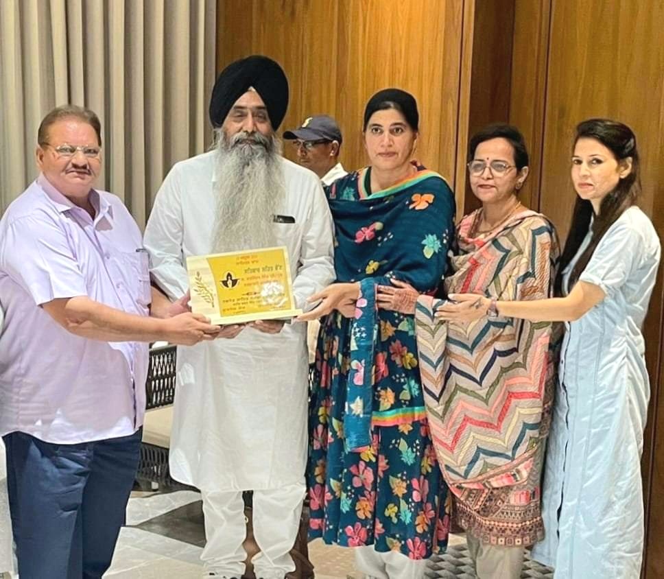 ਸਮਾਜ ਸੇਵੀ ਬਰਜਿੰਦਰ ਸਿੰਘ ਹੁਸੈਨਪੁਰ ਦੇ ਵਿਹੜੇ ਸਾਹਿਤਕ ਸ਼ਾਮ ਦਾ ਆਯੋਜਨ ਕੀਤਾ